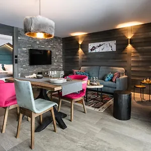 https://chalet-izia-village-montana.hotels-rhonealpes.com